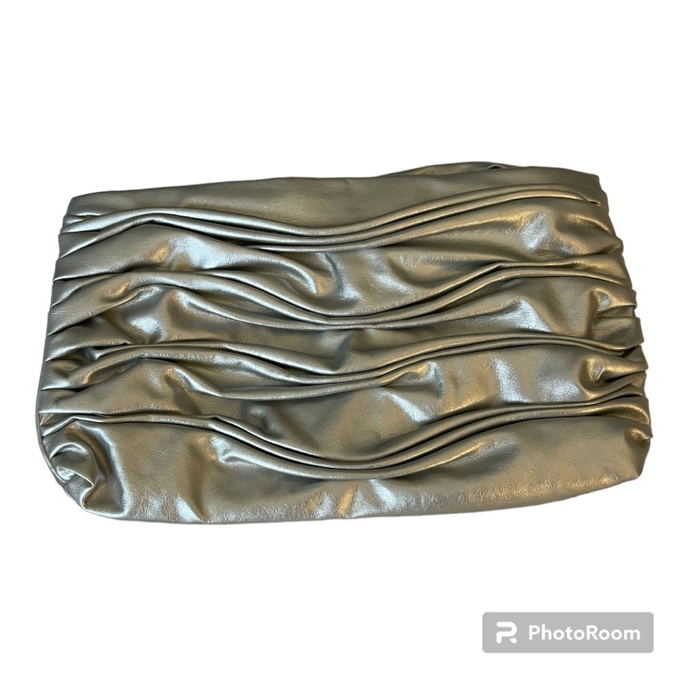 ☀️ Host pick ☀️ Elizabeth Arden Exclusive Silver Make Up Bag